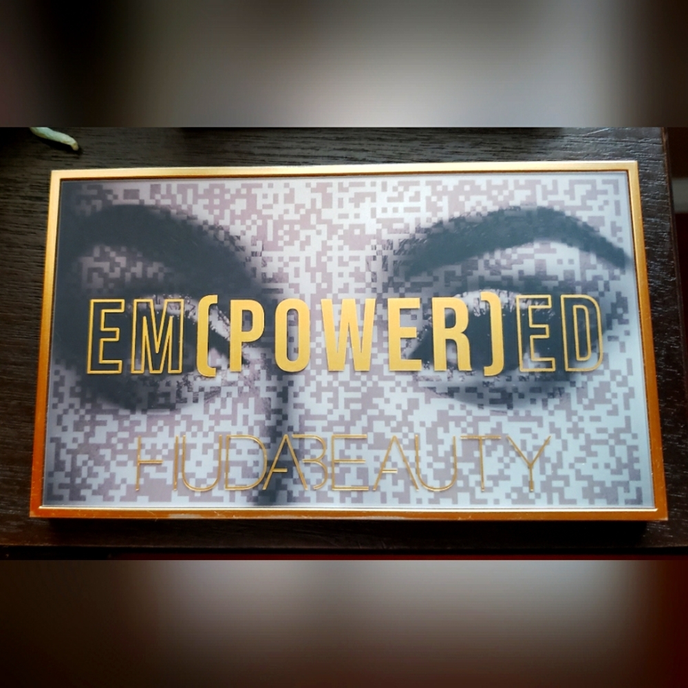 Huda beauty Empowered eyeshadow palette